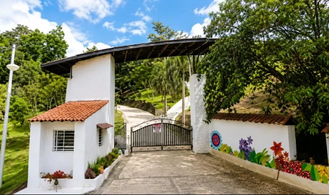 Parcela Campestre en Venta en Los Arrayanes Condominio Campestre, Curití | Lote de 1.500 m² con Casa y Zonas Comunes - 1