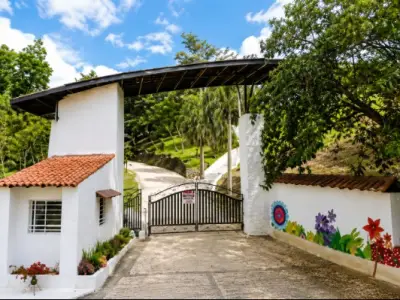 Parcela Campestre en Venta en Los Arrayanes Condominio Campestre, Curití | Lote de 1.500 m² con Casa y Zonas Comunes