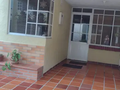 Casa en venta en Bucaramanga, Sector Cacique – Conjunto cerrado con 4 habitaciones, estudio y parqueadero cubierto