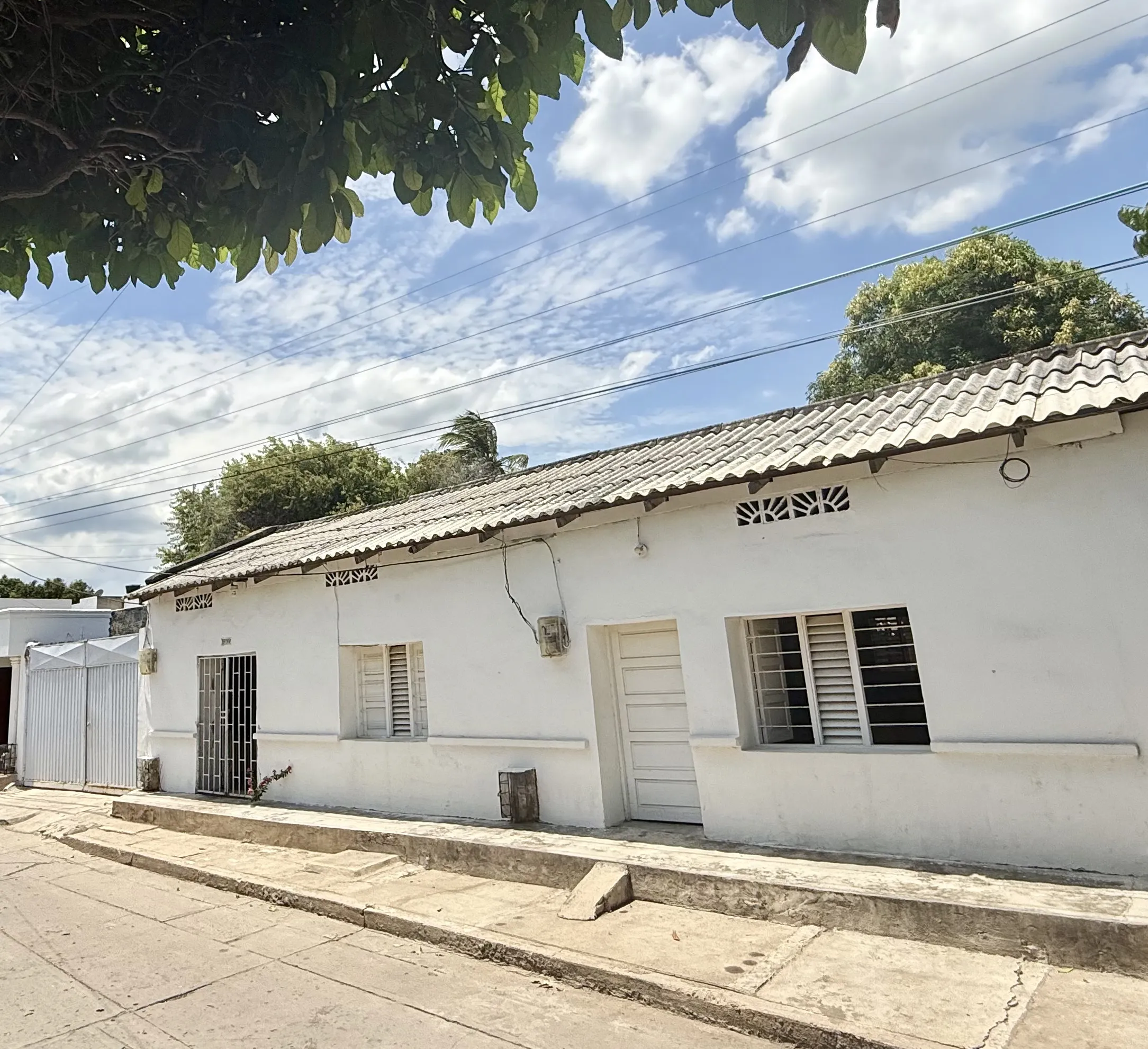 SE VENDE CASA AMPLIA CON DOS APARTAMENTOS EN El CENTRO DE FONSECA – OPORTUNIDAD DE INVERSIÓN - 1