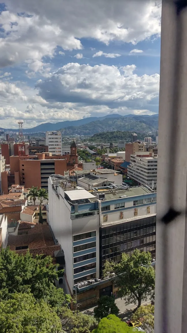 Apartamento en venta en el Centro de Medellín, sobre la Avenida La Playa - 4