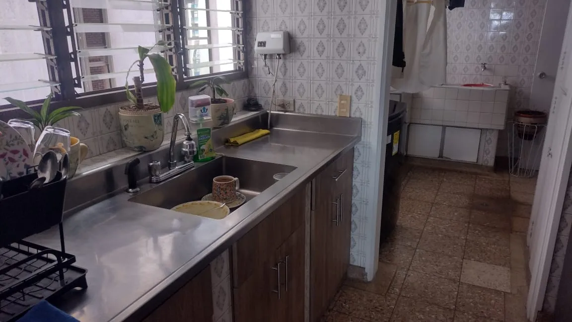 Apartamento en venta en el Centro de Medellín, sobre la Avenida La Playa - 15