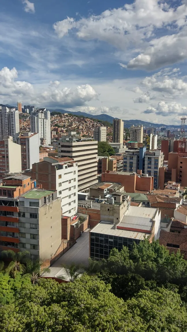 Apartamento en venta en el Centro de Medellín, sobre la Avenida La Playa - 1
