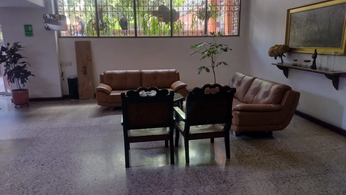Apartamento en venta en el Centro de Medellín, sobre la Avenida La Playa - 2