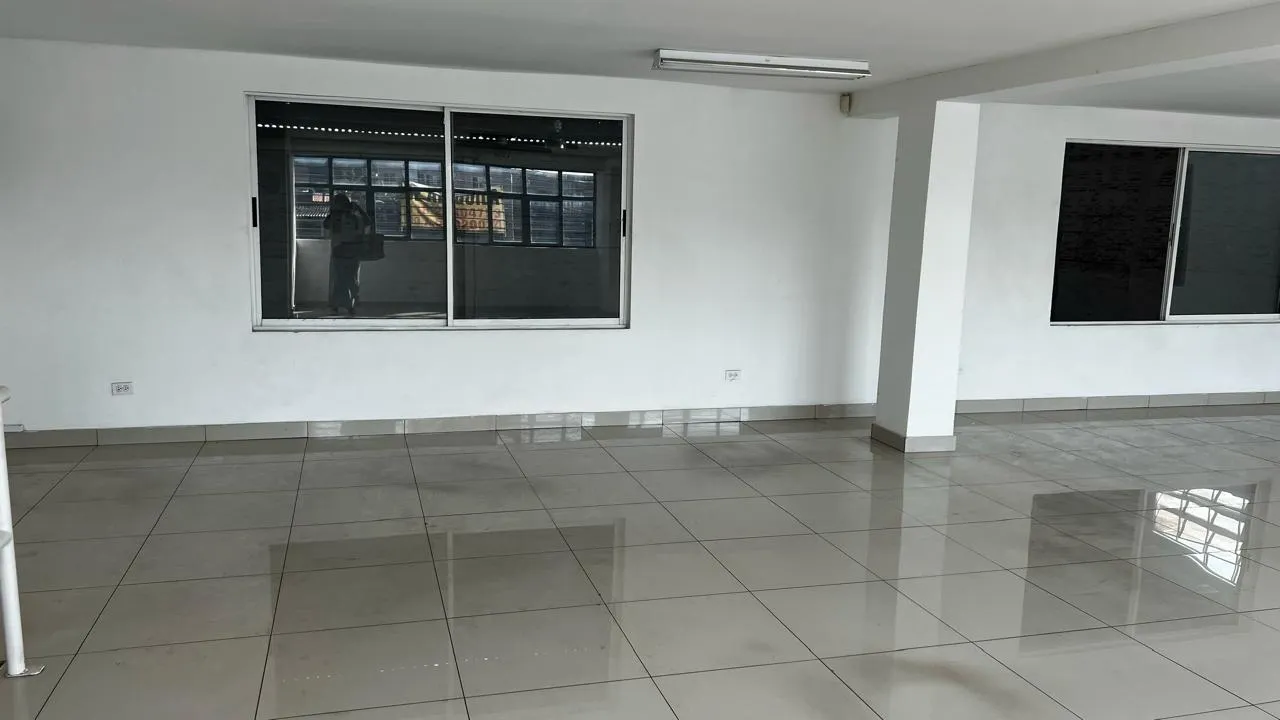 Bodega en arriendo en el barrio Manzanares, Cali — foto 2