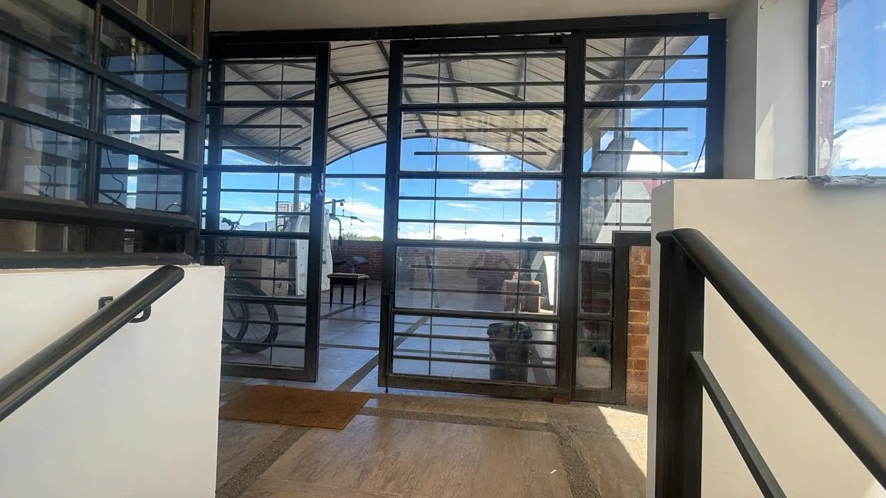 VENTA EDIFICIO Bodega + oficinas + 3 Apartamentos — foto 5