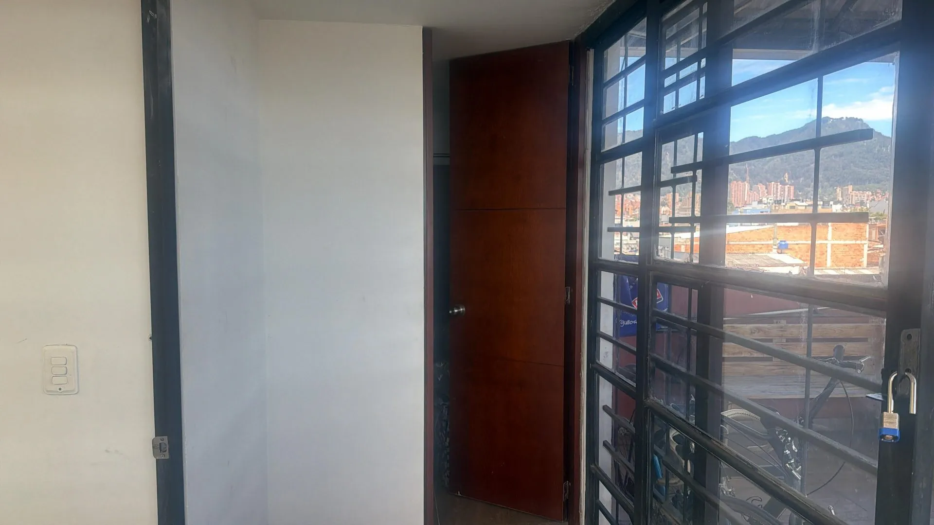 VENTA EDIFICIO Bodega + oficinas + 3 Apartamentos — foto 4