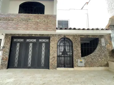 CASA EN ARRIENDO | SANTA MÓNICA | 250 M² | 4 HABITACIONES