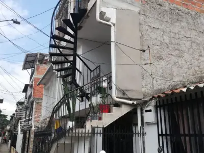 Se vende casa de 3 pisos en Floralia