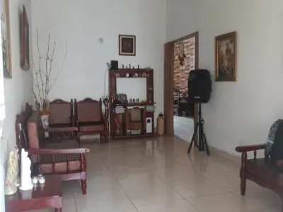 CASA DE 4 HABITACIONES