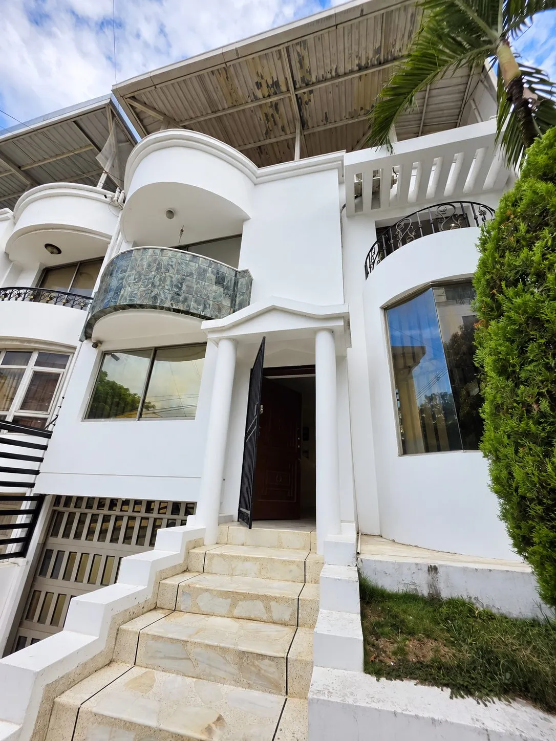 Casa en venta en el Ingenio Cali de 440 metros de 3 niveles - 1