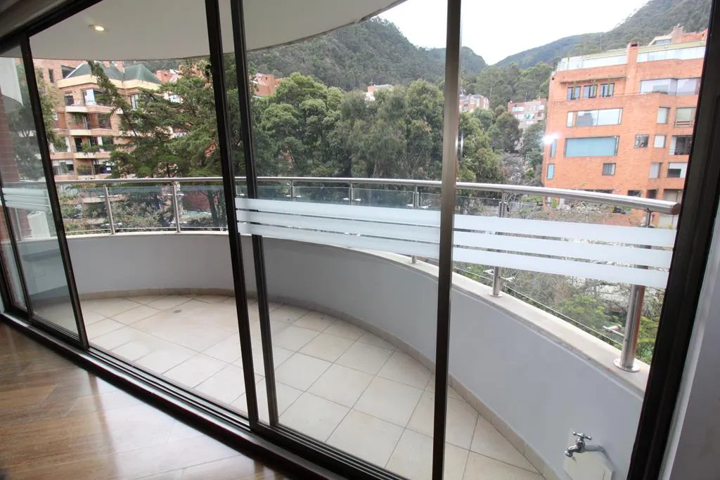 Apto Rosales: 174m2, balcón, 3 cuartos, 3.5 baños y 3 parqueaderos — foto 2