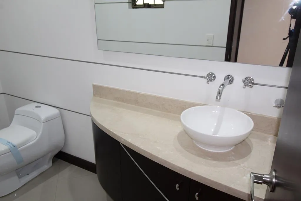 Apto Rosales: 174m2, balcón, 3 cuartos, 3.5 baños y 3 parqueaderos — foto 8
