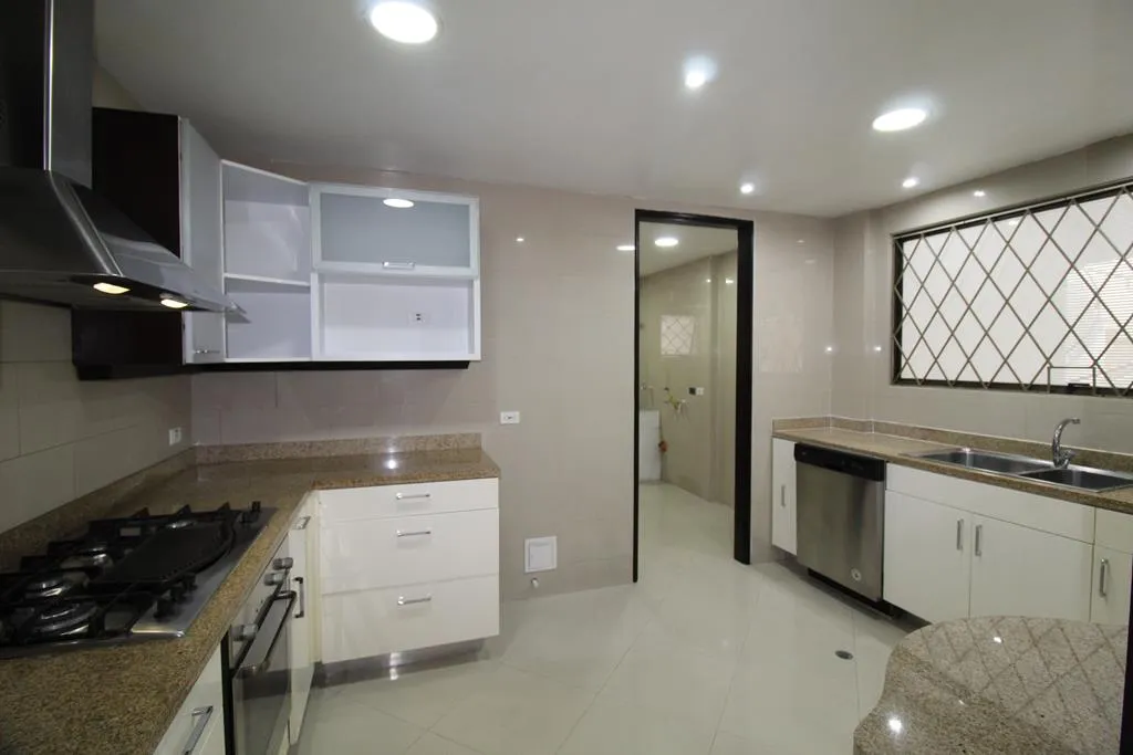 Apto Rosales: 174m2, balcón, 3 cuartos, 3.5 baños y 3 parqueaderos — foto 7