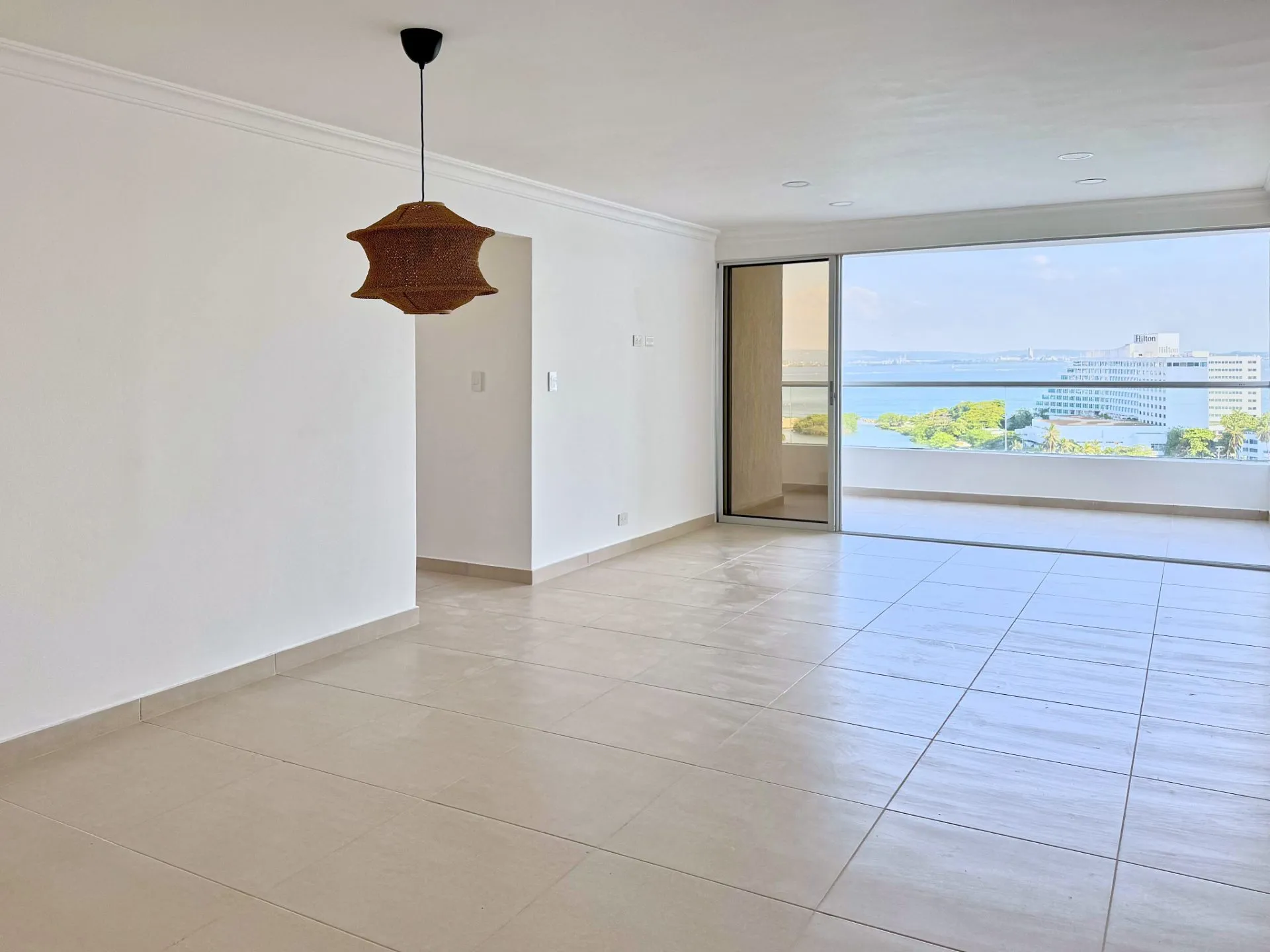 Apartamento en venta El Laguito, piso 12, vista al mar – 97 m² — foto 3